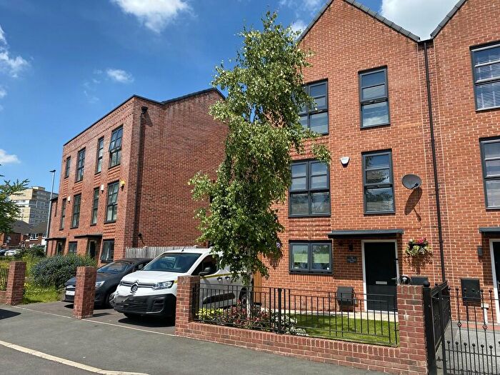 4 Bedroom Semi-Detached House To Rent In Lower Vickers Street, Manchester, M40