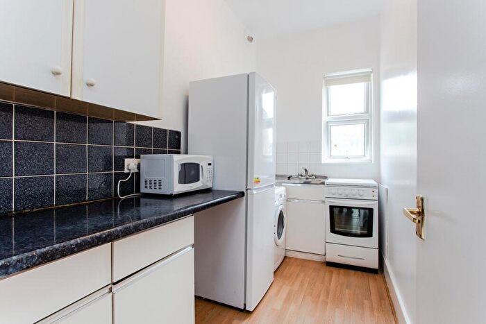 Flat To Rent In Regents Park Road, London, N3