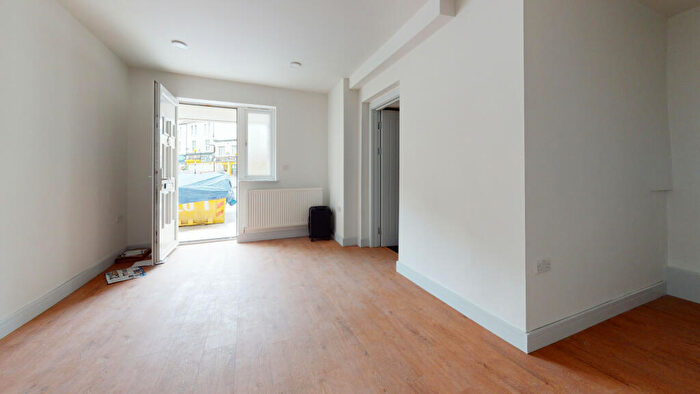 2 Bedroom Maisonette To Rent In Sydenham Road, Croydon, Surrey, CR0