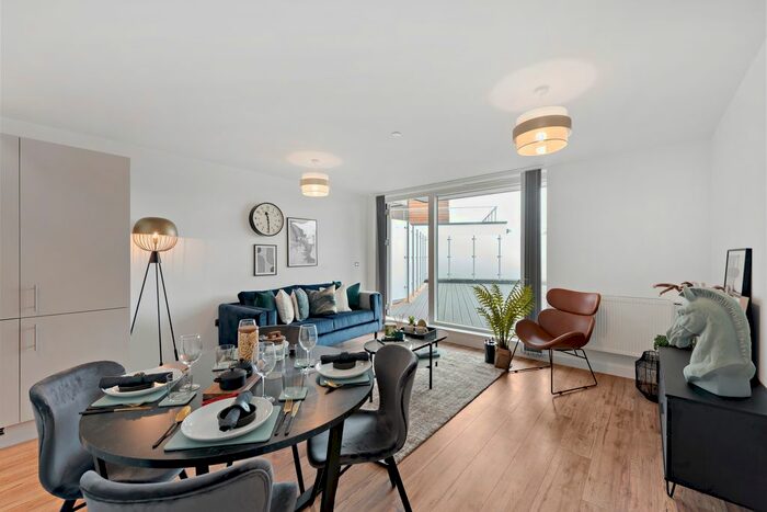 2 Bedroom Flat To Rent In Stylus Place, Hayes, UB3