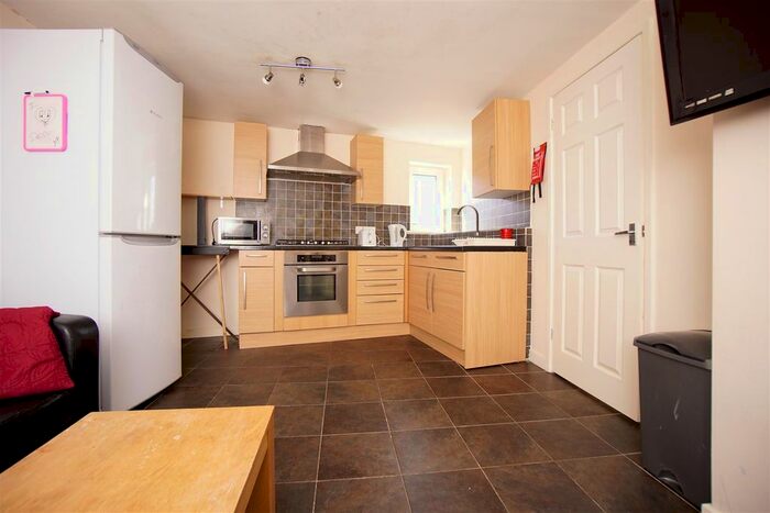 3 Bedroom Flat To Rent In Addison Road - Flat, Plymouth, PL4