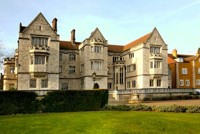 2 Bedroom Flat To Rent In Royal Close, London, SW19