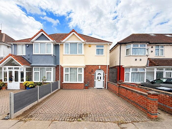 3 Bedroom Semi Detached House For Sale In Hinton Avenue, Hounslow, TW4