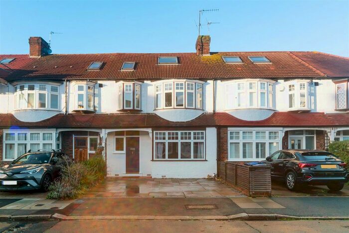 4 Bedroom Property To Rent In Meadow Close, London, SW20