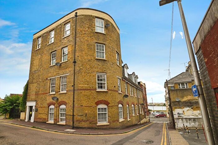 1 Bedroom Flat For Sale In High Street, Chatham, Kent, ME4