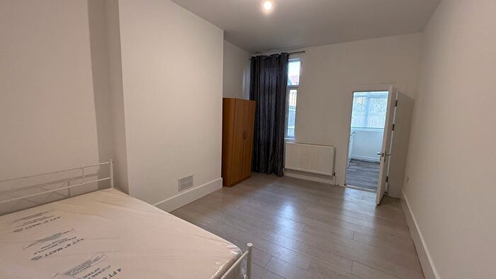 1 Bedroom Flat To Rent In Park Avenue, Mitcham, CR4