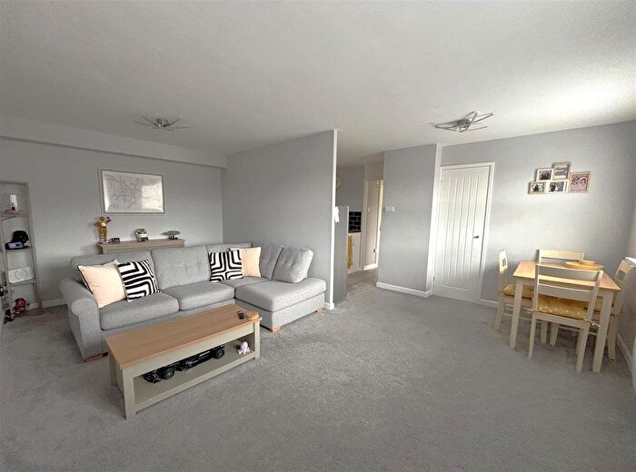 1 Bedroom Flat For Sale In Kirtleton Avenue, Weymouth, DT4