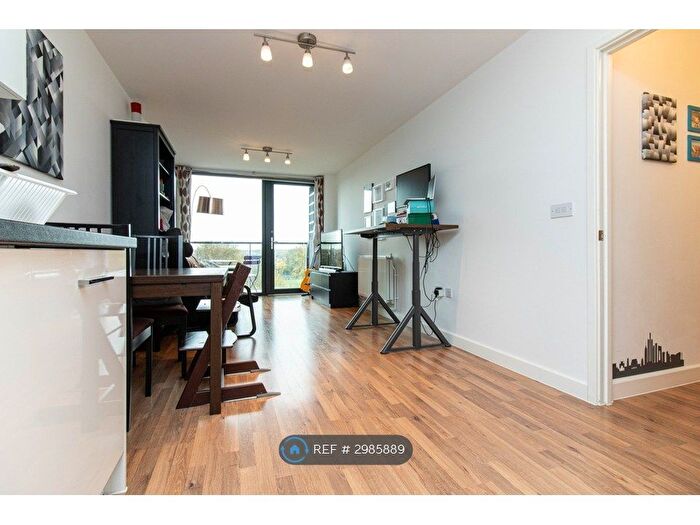2 Bedroom Flat To Rent In Cranston Court, London, W12