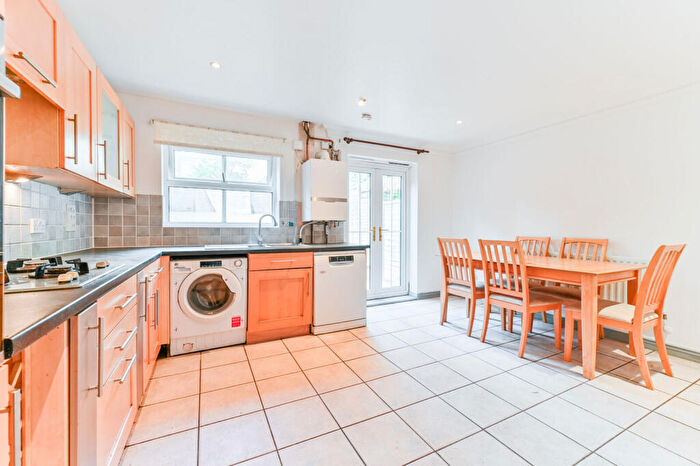 4 Bedroom Semi-Detached House To Rent In Sycamore Close, South Croydon, CR2