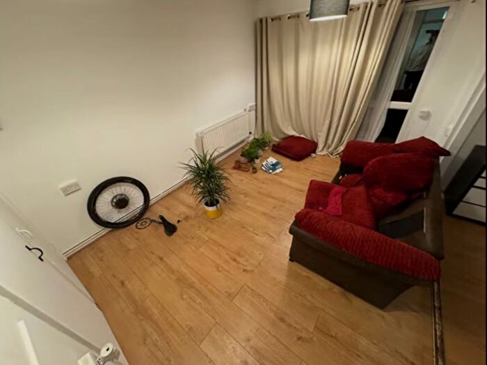 1 Bedroom Flat To Rent In Defiant Way, Wallington, SM6