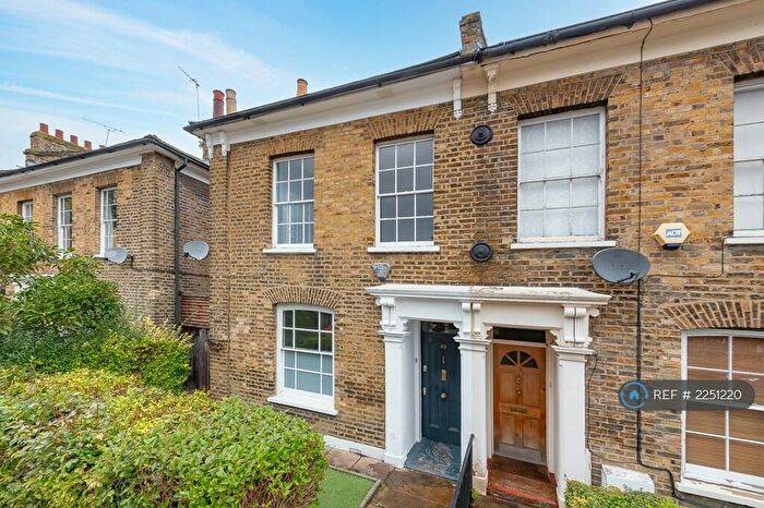 3 Bedroom End Of Terrace House To Rent In Shrublands Road, London, E8