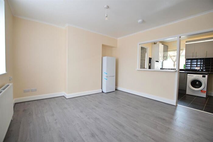 4 Bedroom Terraced House To Rent In St. Elmo Crescent, Slough, SL2