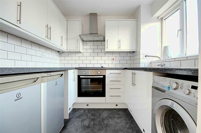 1 Bedroom Flat To Rent In Glendean Court, Tysoe Avenue, Enfield, Middlesex, EN3