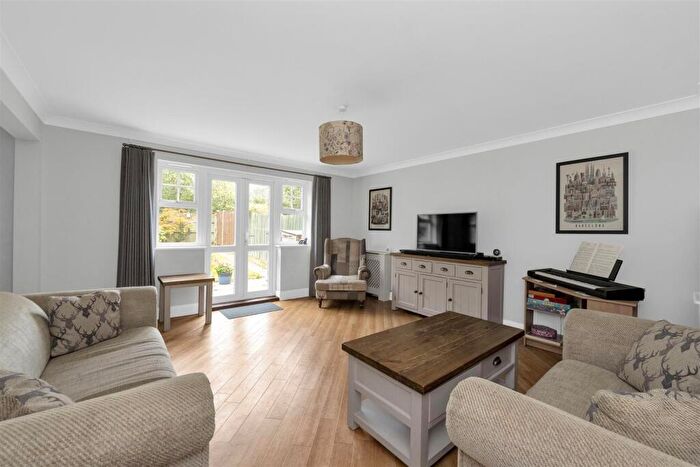 4 Bedroom House For Sale In Hilltop Walk, Harpenden, AL5