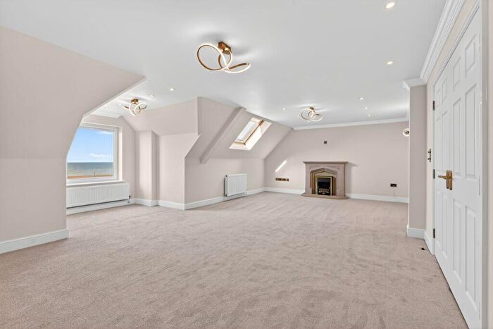 5 Bedroom Penthouse For Sale In North Promenade, Nicoll Court, FY8