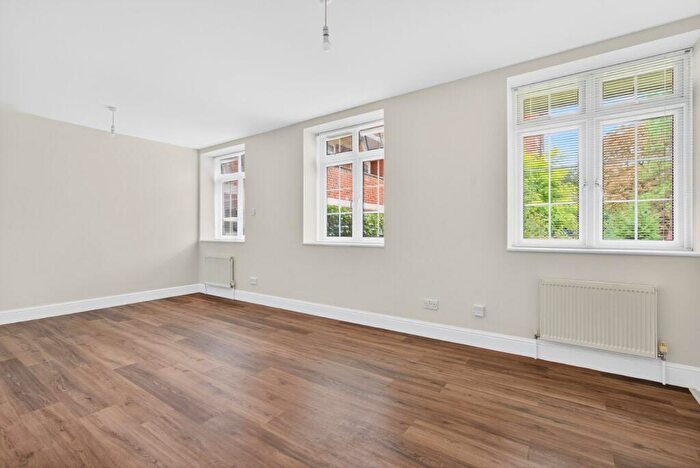 2 Bedroom Apartment To Rent In Sable Street, Islington, London, N1