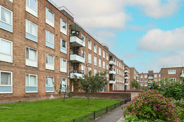 2 Bedroom Flat To Rent In Somerford Grove Estate, London, N16