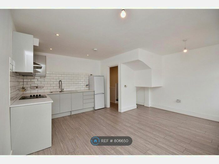 2 Bedroom Flat To Rent In Coveny Street, Cardiff, CF24