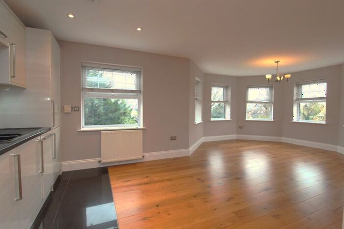 2 Bedroom Flat To Rent In Fawn Heights, Stag Lane, Buckhurst Hill, IG9