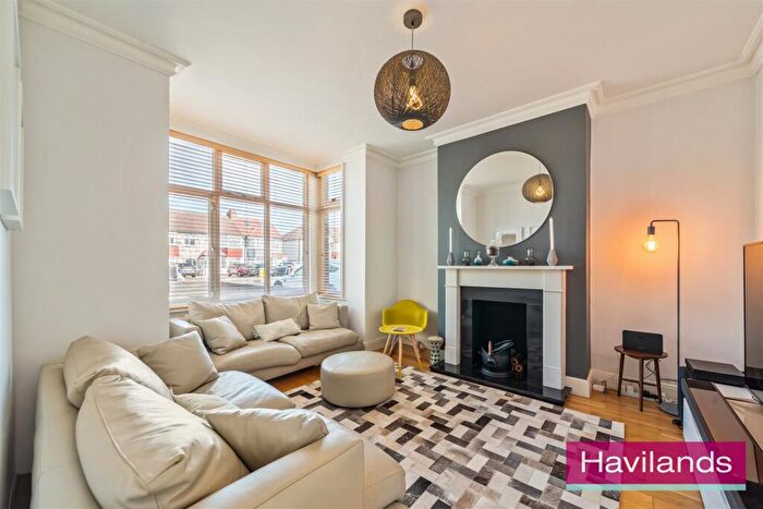 3 Bedroom Detached House For Sale In Firs Lane, London, N13
