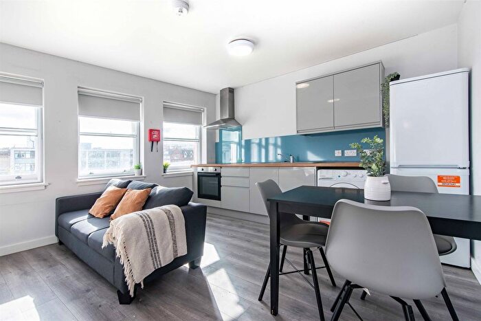 3 Bedroom Flat To Rent In Long Row, Nottingham, NG1