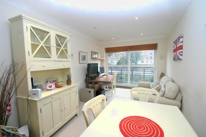 2 Bedroom Flat To Rent In Princes Way, London, SW19