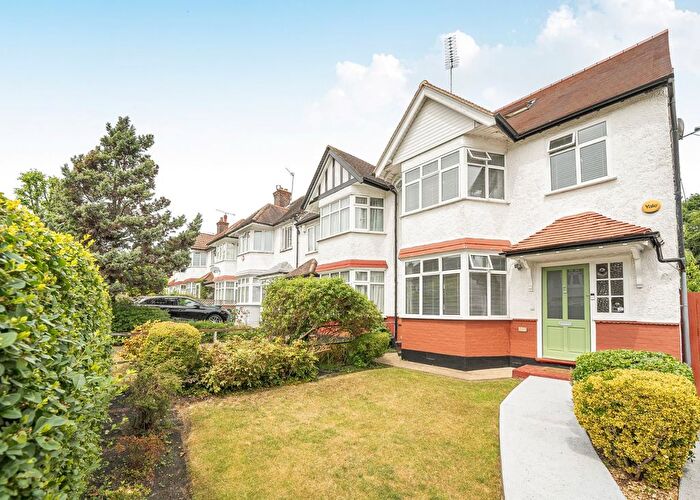 4 Bedroom End Terrace House For Sale In Mayfield Avenue, London, N12
