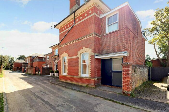 1 Bedroom Property To Rent In Upper St. Johns Road, Burgess Hill, RH15