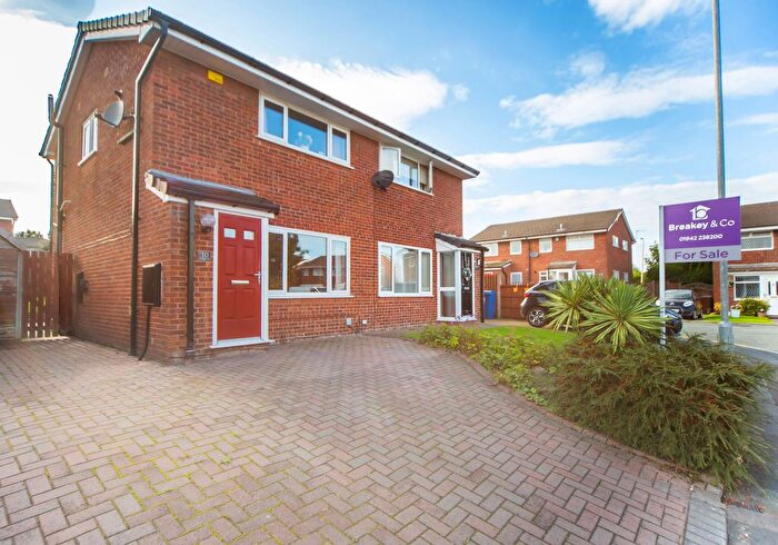 2 Bedroom Semi-Detached House For Sale In Clanwood Close, Wigan, WN3