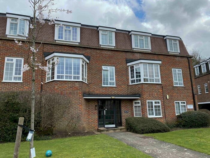 2 Bedroom Flat To Rent In Craigmount, Radlett, WD7