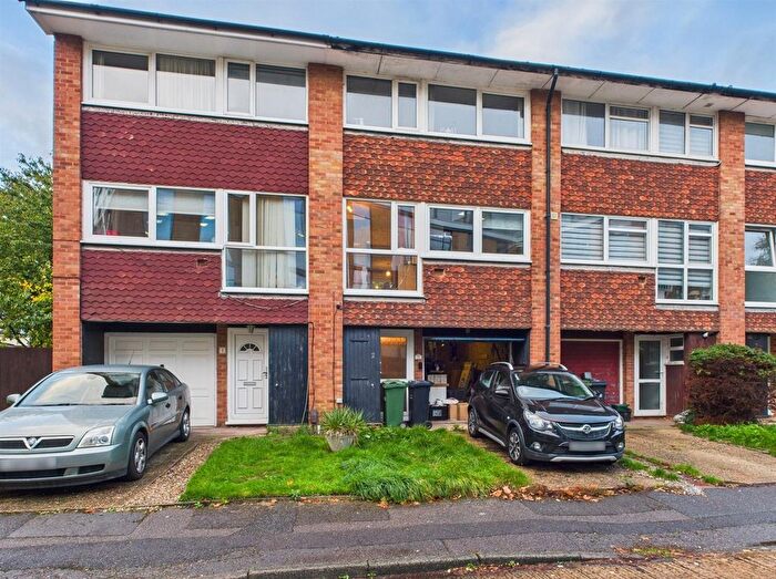 3 Bedroom Town House For Sale In Nash Drive, Redhill, RH1