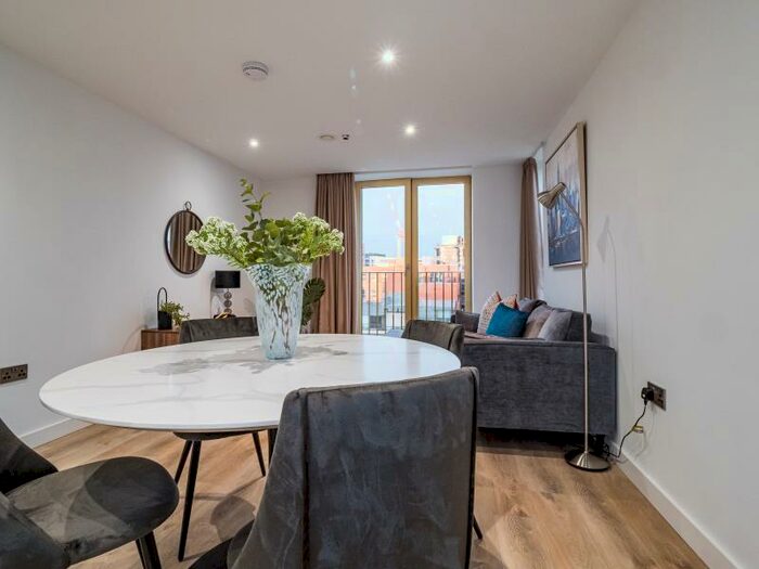 3 Bedroom Apartment To Rent In Flat :: The Quarters, M1