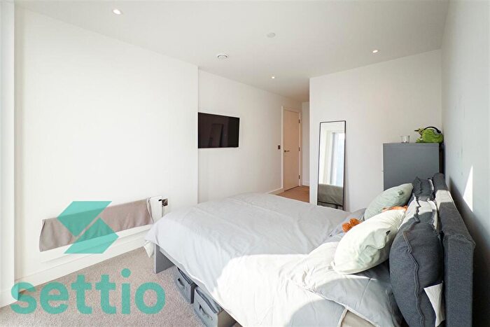 2 Bedroom Apartment To Rent In Elizabeth Tower, Crown Street, M15