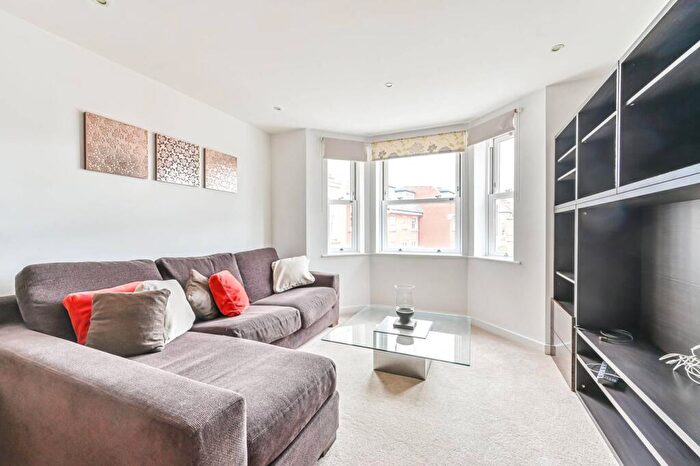 2 Bedroom Flat To Rent In Wendle Square, Battersea Park, London, SW11