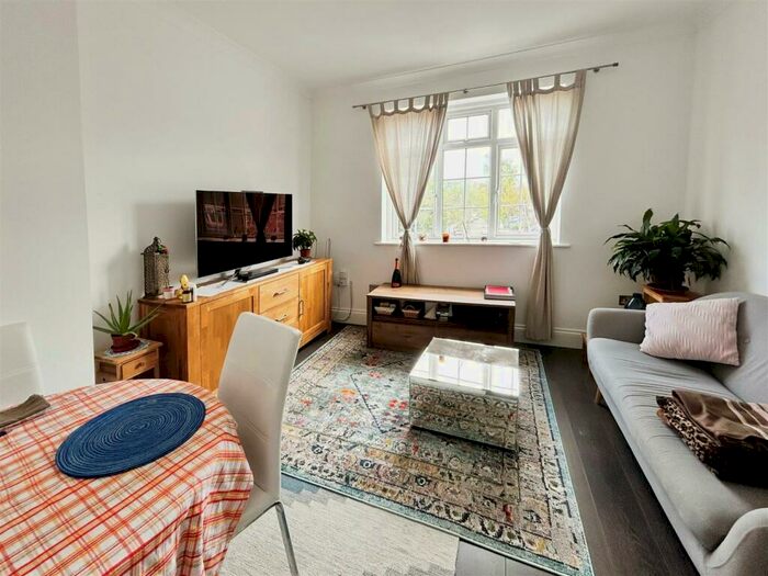 2 Bedroom Flat To Rent In West Barnes Lane, New Malden, KT3