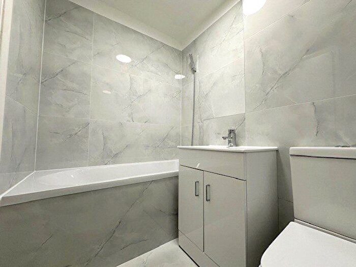 Studio To Rent In Court Royal, London, SW15