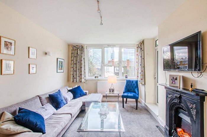 2 Bedroom Flat To Rent In Lubbock House, Poplar, London, E14