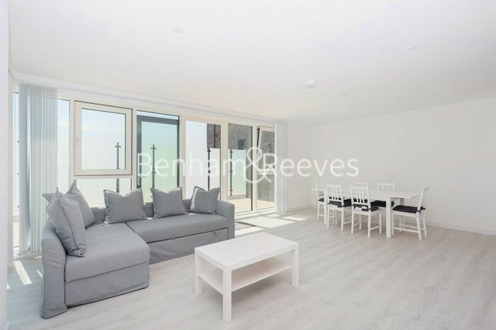 3 Bedroom Flat To Rent In High Street Quarter, Hounslow, TW3