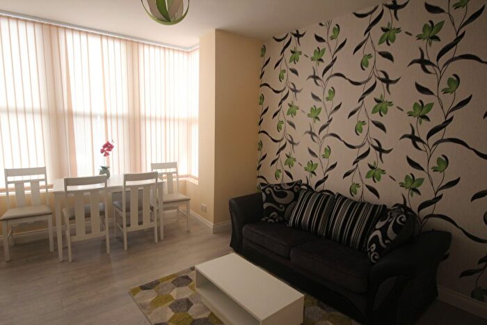 2 Bedroom Flat To Rent In Harehills Lane, Leeds, West Yorkshire, LS8