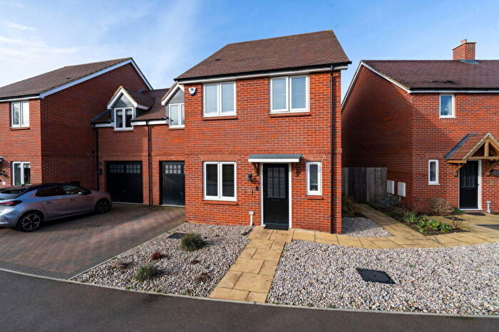 3 Bedroom Link Detached House For Sale In Leigh Woods Place, Silsoe, MK45