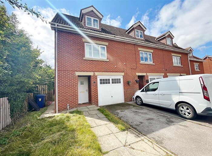3 Bedroom Town House For Sale In Maple Drive, North Duffield, YO8
