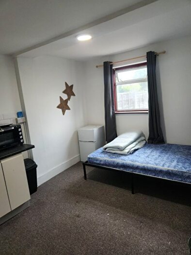 3 Bedroom Flat To Rent In Ilford, IG3