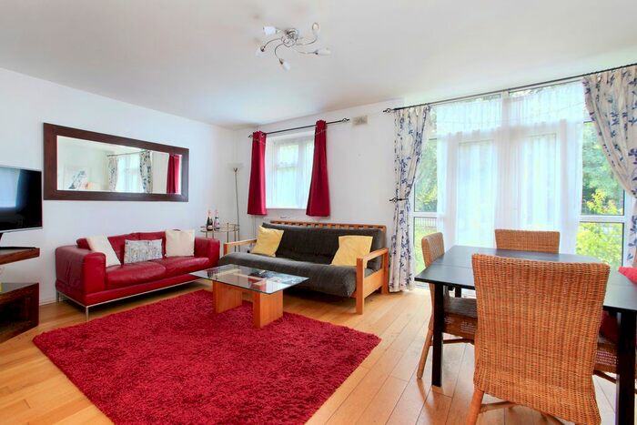 3 Bedroom Flat To Rent In Spencer Park, Battersea, London, SW18