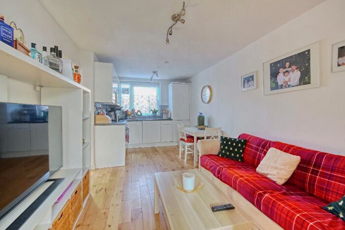 2 Bedroom Flat For Sale In Waverton Road, Earlsfield, London, SW18