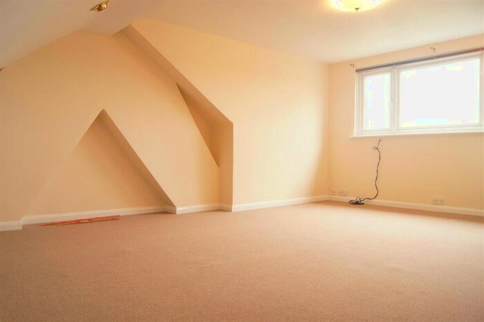 2 Bedroom Maisonette To Rent In Oakhurst Road, Enfield, EN3
