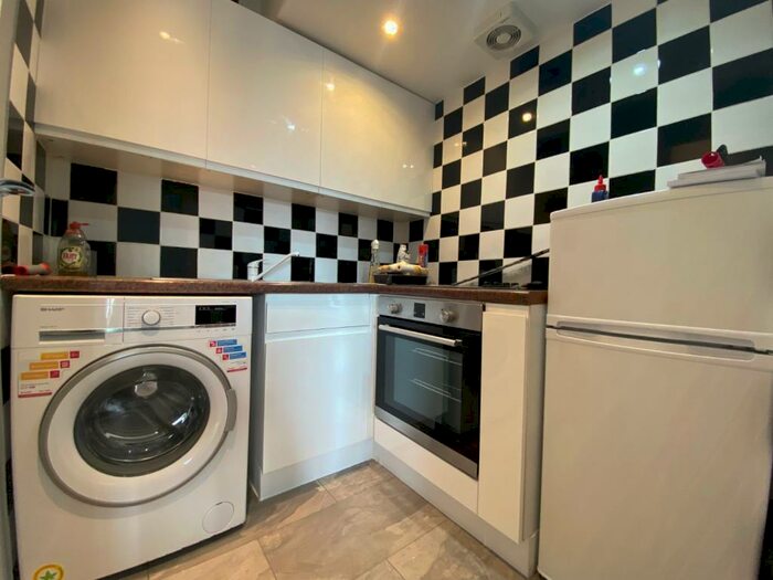 1 Bedroom Flat To Rent In Shirley Road, Southampton, Hampshire, SO15