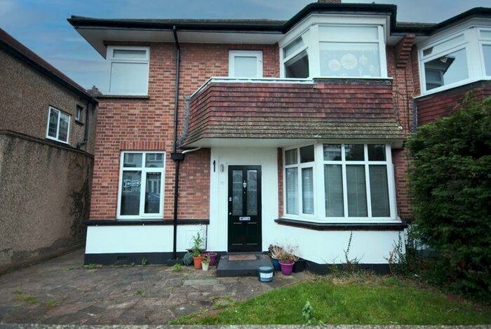 2 Bedroom Flat To Rent In Station Road, Leigh-On-Sea, SS9