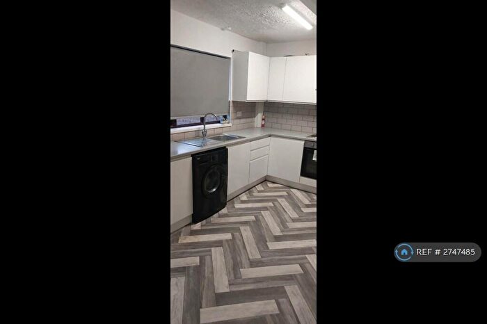 2 Bedroom Terraced House To Rent In Droylsden Road, Manchester, M40