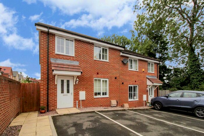 4 Bedroom Semi-Detached House To Rent In Crouch Hill Road, Banbury, OX16