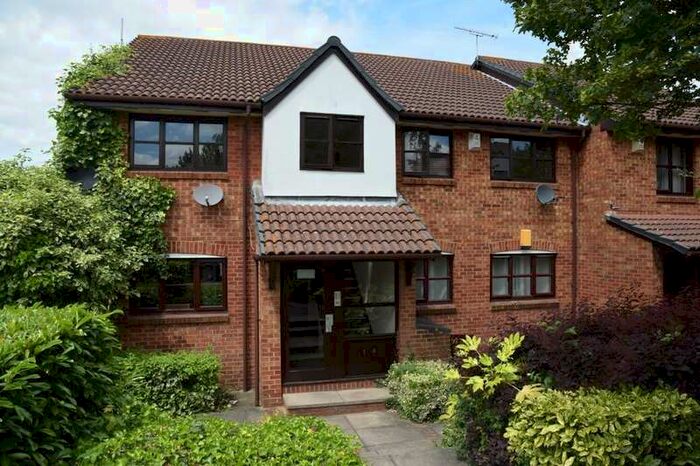 2 Bedroom Flat To Rent In Griffin Walk, Greenhithe, DA9